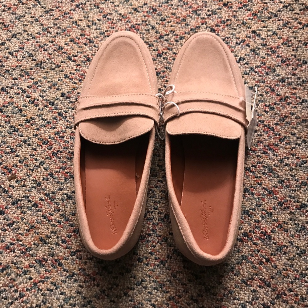 *NEVER WORN* Taupe Universal Thread women’s shoe